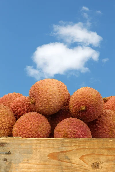 Tahta bir sandık içinde taze lychees — Stok fotoğraf