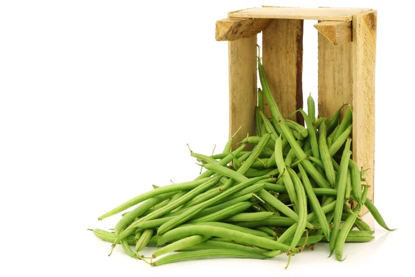 木製の箱で緑色の豆の束 — ストック写真