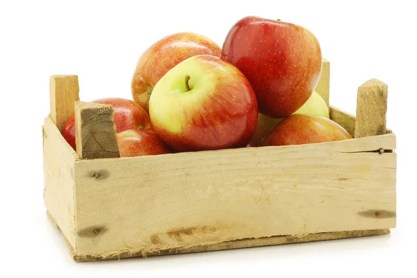 Ferske brune epler i en trekasse – stockfoto