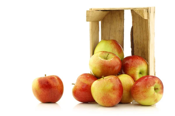 Manzanas frescas Braeburn en una caja de madera —  Fotos de Stock