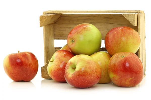 木製の箱で新鮮なブレイバーンりんご — ストック写真