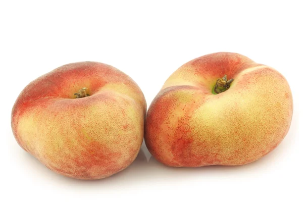 Свіжі барвисті плоскі персики (путні персики ) — стокове фото