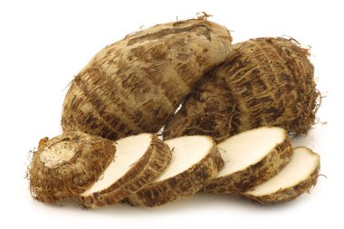 Taze taro kök (colocasia) ve bir kesim