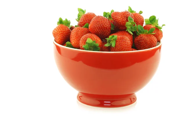 Fresh strawberries in a red ceramic bowl — Stock Photo, Image