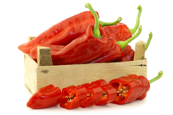 Poivrons rouges frais (capsicum) dans une caisse en bois — Photo