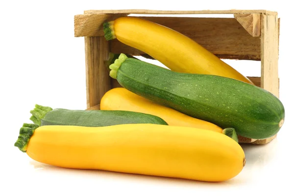 Mixed yellow and green zucchini's in a wooden crate — Stock Photo, Image