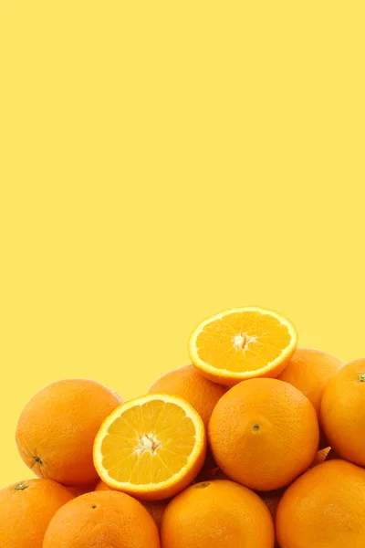 Naranjas frescas y dos mitades —  Fotos de Stock