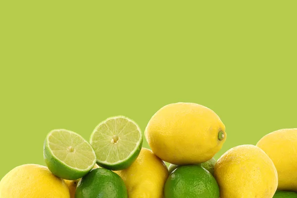 新鮮な緑の背景に石灰フルーツ、いくつかのレモンをカットします。 — ストック写真
