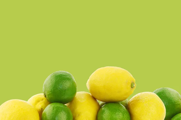 新鮮なライムの果物と緑の背景にいくつかのレモン — ストック写真