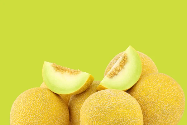 Frische Galia-Melonen und einige geschnittene Stücke — Stockfoto