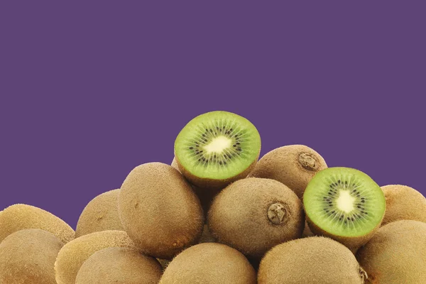 Green kiwi fruit and a cut one — Stock Photo, Image