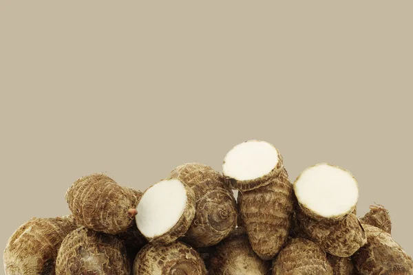 新鮮な里芋の根（サトイモ）とカット1 — ストック写真