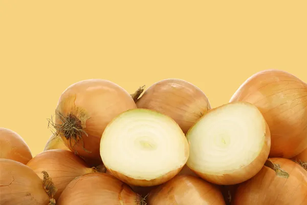 Frische Zwiebeln und eine geschnittene — Stockfoto