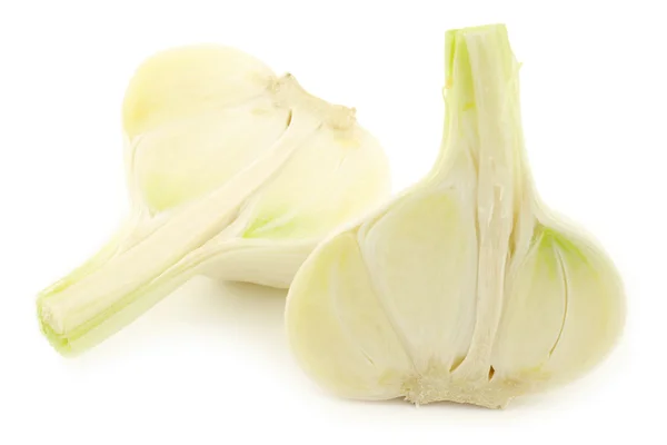 Freshly cut garlic bulb halves — Stock Photo, Image