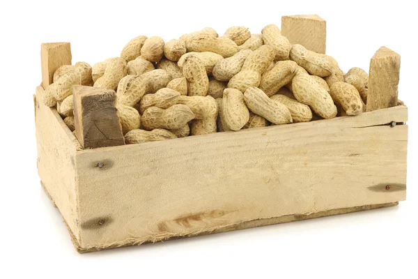 Куча жареного арахиса в деревянной коробке — стоковое фото