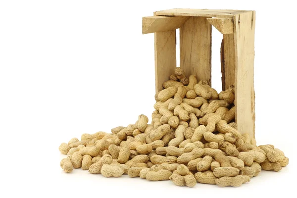 Bunch of roasted peanuts in a wooden box — Stock Photo, Image