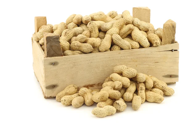 Bunch of roasted peanuts in a wooden box — Stock Photo, Image