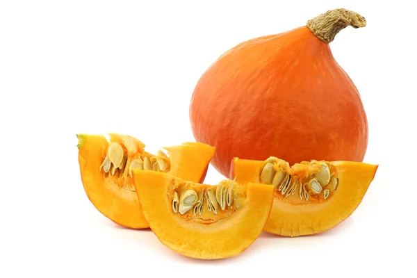 Oranje pompoenen en sommige stukken gesneden — Stockfoto