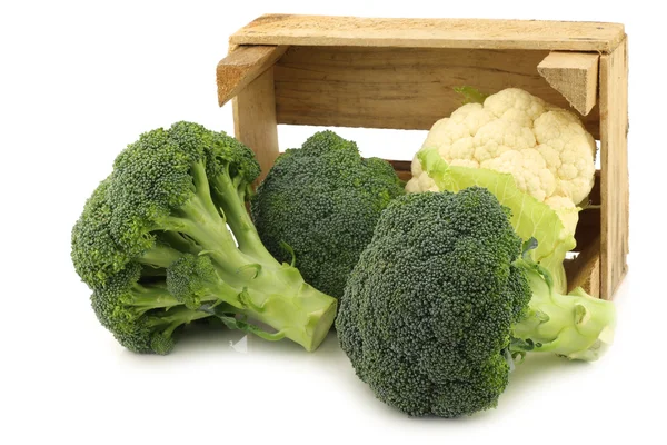Taze karnabahar ve brokoli tahta bir sandık içinde — Stok fotoğraf