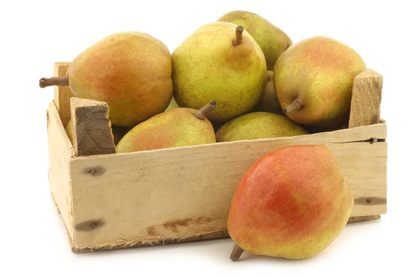 Fresh "doyenne de comice" pears in a wooden crate — Stock Photo, Image