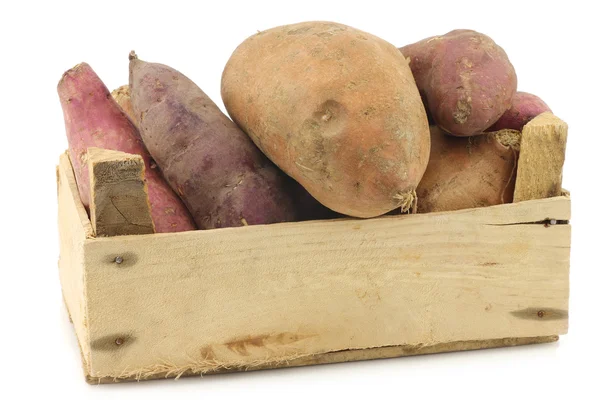 木製の箱で混合サツマイモ — ストック写真