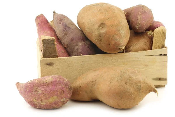 Gemengde zoete aardappelen in een houten krat — Stockfoto