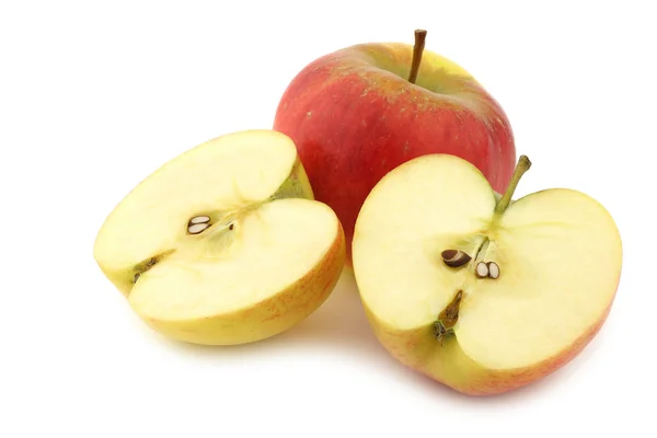 Nova variedade de maçãs holandesas chamada "Dalinco" e uma de corte — Fotografia de Stock