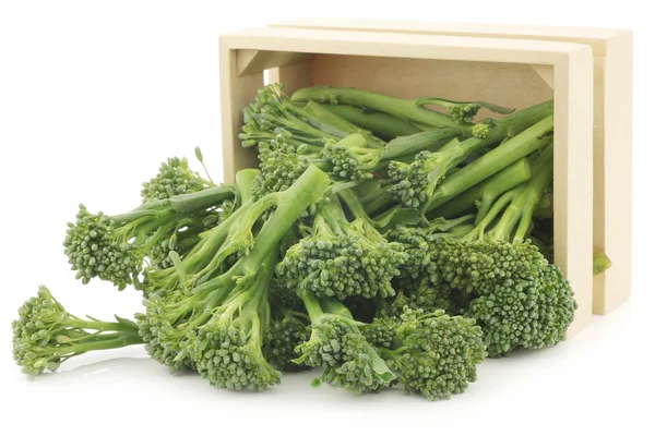 A small form of broccoli, called bimi, in a wooden box — Stock Photo, Image