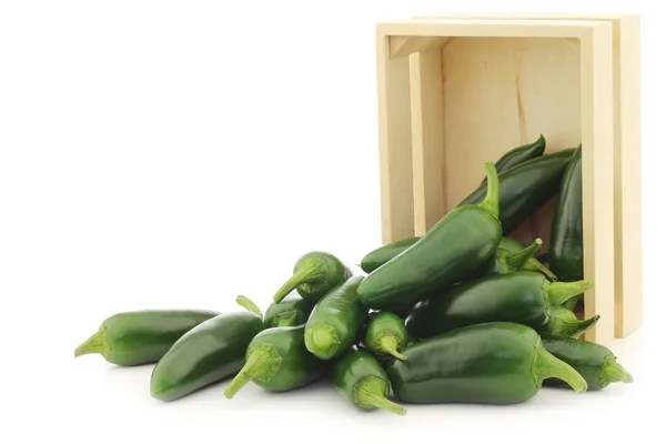 Pimientos verdes frescos en una caja de madera (capsicum ) — Foto de Stock