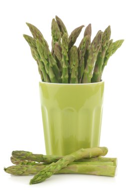 taze yeşil kuşkonmaz keyif bir seramik kupa