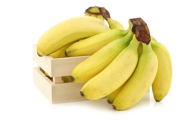 Nové mini banány v dřevěné krabici — Stock fotografie
