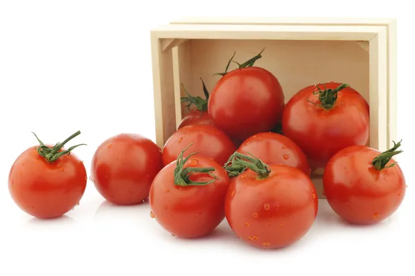 Świeże pomidory w drewnianym pudełku — Zdjęcie stockowe