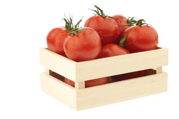 Färska tomater i en trälåda — Stockfoto