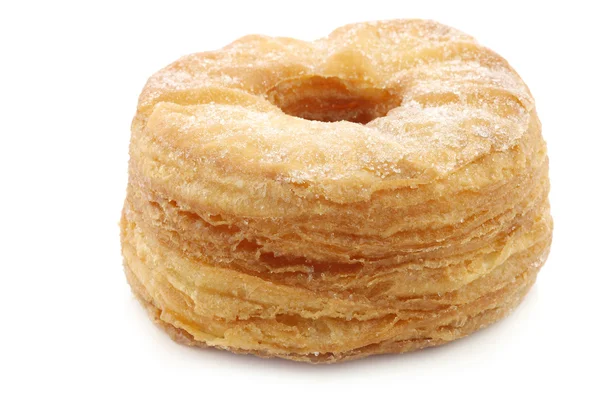 Donut de massa folhada sugared — Fotografia de Stock