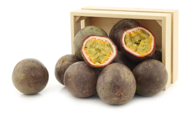 木製の箱のパッション フルーツの束 — ストック写真