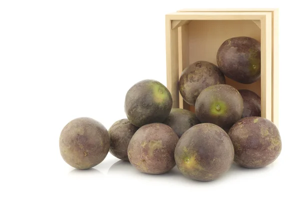 열정 과일 나무 상자에 잔뜩 — 스톡 사진