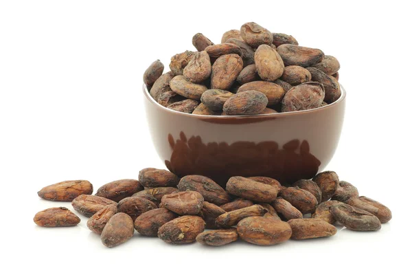 Torkade kakaobönor i en brun skål — Stockfoto