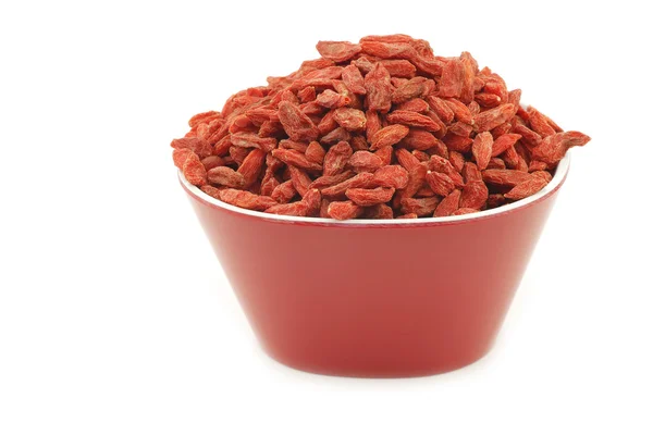 干枸杞 (枸杞-枸杞） 在一个红色的碗里 — 图库照片