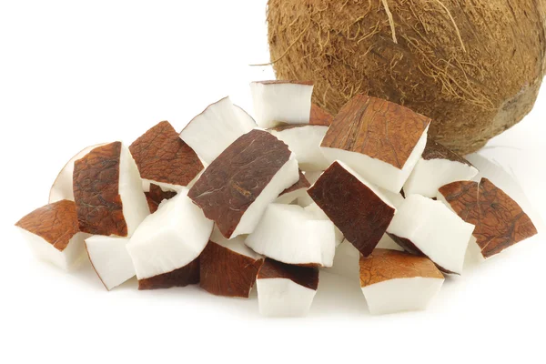 Kokosnuss und einige geschnittene Stücke — Stockfoto
