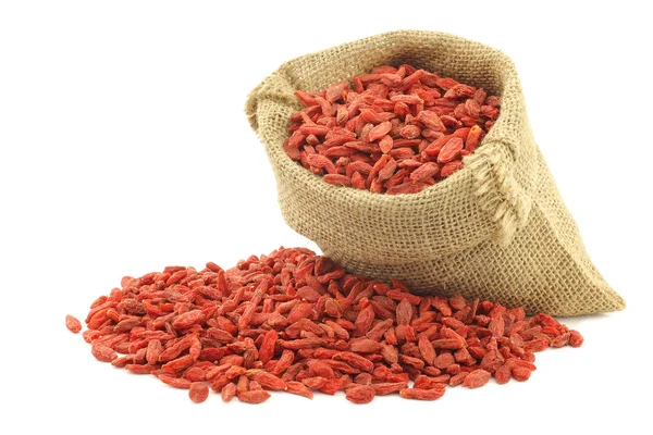 Bagas de goji secas (Lycium Barbarum - Wolfberry) em um saco de serapilheira — Fotografia de Stock