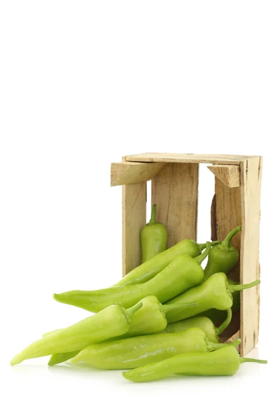 Verse groene scherpsmakende pepers (paprika's banaan) in een houten doos — Stockfoto