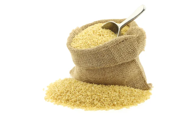 Bulgur (cuscuz) em um saco de serapilheira — Fotografia de Stock