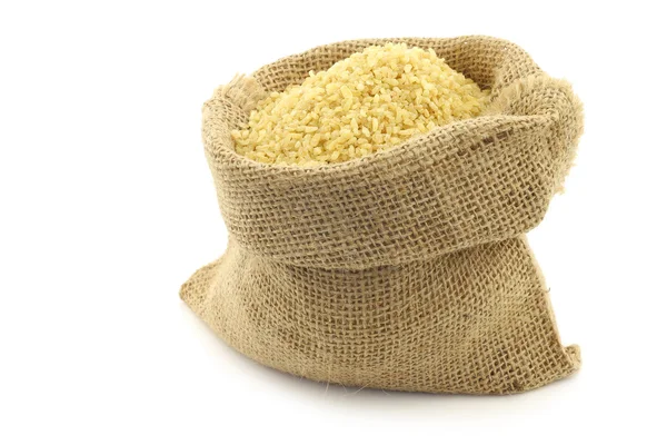 Bulgur (couscous) in een jute zak — Stockfoto