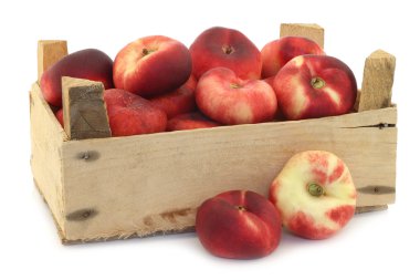 tahta bir sandık içinde düz nektarin