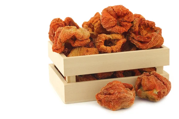 Gedroogde rode paprika in een houten doos — Stockfoto