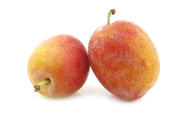 Fresh ripe red and yellow plums — Stock Photo, Image