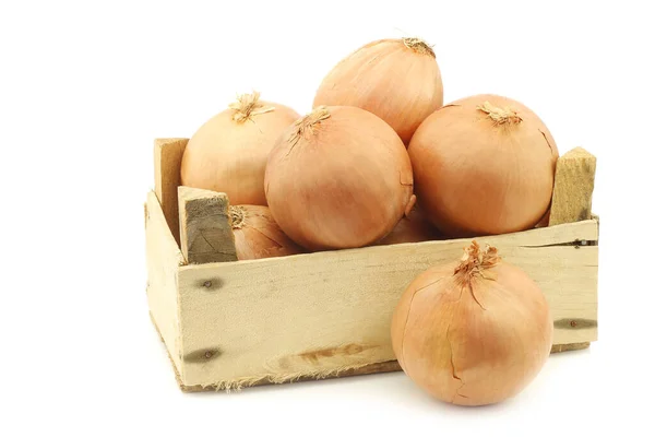 Cebolas Marrons Grandes Uma Caixa Madeira Fundo Branco — Fotografia de Stock