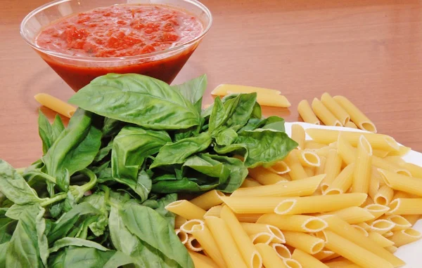 Penne makarna domates fesleğen bir
