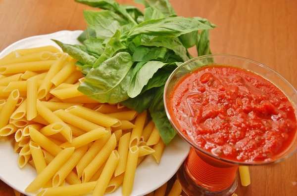 Penne pasta tomato an basil — Stock Photo, Image