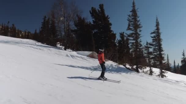 滑雪者在高山上滑雪场滑雪者在阳光明媚的冬日度假胜地滑雪者 — 图库视频影像
